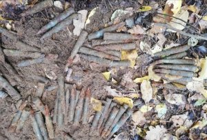 Pociski i amunicja z czasów II Wojny Światowej. Na miejscu pracują saperzy.