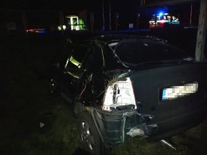 Uszkodzone pojazdy marki Opel po zderzeniu.