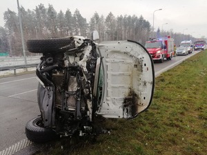 Wywrócony pojazd na drodze s8