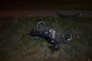 Samochód oraz motocykl po zderzeniu
