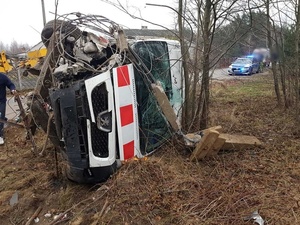 Na zdjęciu przewrócony na bok samochód po uderzeniu w słup energetyczny.