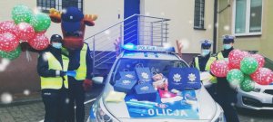 Na zdjęciach widzimy policyjną maskotę wraz z policjantkami prewencji i ruchu drogowego, którzy rozdają świąteczne upominki pieszym oraz kierowcom, a także rozmawiają o bezpieczeństwie,