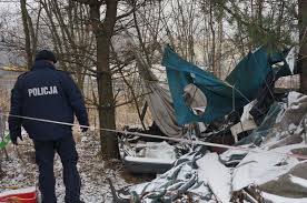Policjant w trakcie kontroli  miejsca gdzie osoba może ulec wychłodzeniu