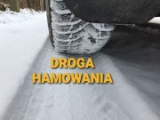 Na zdjęciu widzimy koło samochodu na drodze pokrytej śniegiem . Poniżej napis droga hamowania.