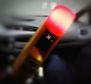 Na zdjęciu widzimy urządzenie alcoblow świecące na kolor czerwony.