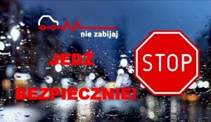 Nie zabijaj, znak stop oraz szyba w kroplach deszczu.