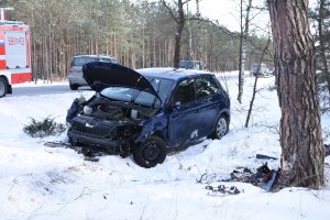 Na zdjęciu widzimy rozbite auto.