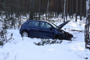 Na zdjęciu widzimy rozbite auto.