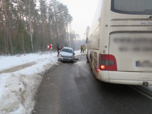 Na zdjęciu widzimy zderzenie autobusu z samochodem osobowym.