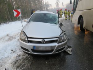 Na zdjęciu widzimy zderzenie autobusu z samochodem osobowym.