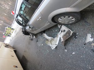 Na zdjęciu widzimy zderzenie autobusu z samochodem osobowym.