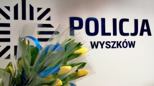 Kwiaty oraz napis Policja Wyszków