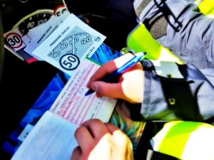 Zdjęcia pokazują działania prędkość na terenie powiatu wyszkowskiego. Policjanci przy użyciu ręcznych mierników prędkości dokonują pomiarów kierowców.