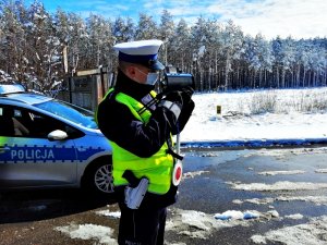 Zdjęcia pokazują działania prędkość na terenie powiatu wyszkowskiego. Policjanci przy użyciu ręcznych mierników prędkości dokonują pomiarów kierowców.