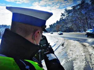Zdjęcia pokazują działania prędkość na terenie powiatu wyszkowskiego. Policjanci przy użyciu ręcznych mierników prędkości dokonują pomiarów kierowców.