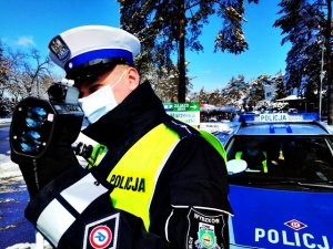 Zdjęcia pokazują działania prędkość na terenie powiatu wyszkowskiego. Policjanci przy użyciu ręcznych mierników prędkości dokonują pomiarów kierowców.