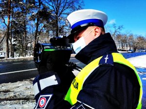 Zdjęcia pokazują działania prędkość na terenie powiatu wyszkowskiego. Policjanci przy użyciu ręcznych mierników prędkości dokonują pomiarów kierowców.