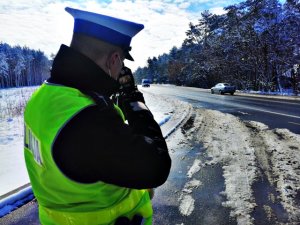 Zdjęcia pokazują działania prędkość na terenie powiatu wyszkowskiego. Policjanci przy użyciu ręcznych mierników prędkości dokonują pomiarów kierowców.