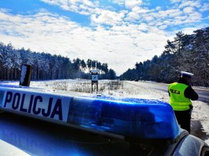 Zdjęcia pokazują działania prędkość na terenie powiatu wyszkowskiego. Policjanci przy użyciu ręcznych mierników prędkości dokonują pomiarów kierowców.