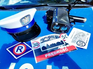 Zdjęcia pokazują działania prędkość na terenie powiatu wyszkowskiego. Policjanci przy użyciu ręcznych mierników prędkości dokonują pomiarów kierowców.