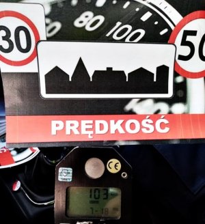 Zdjęcia pokazują działania prędkość na terenie powiatu wyszkowskiego. Policjanci przy użyciu ręcznych mierników prędkości dokonują pomiarów kierowców.