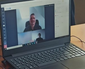 Zdjęcie laptopa w trakcie konferencji online