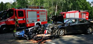 Wypadek motocyklisty z samochodem.