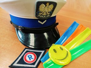 Odblaski oraz czapka policjanta ruchu drogowego.
