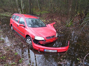 Rozbite auto w rowie z wodą