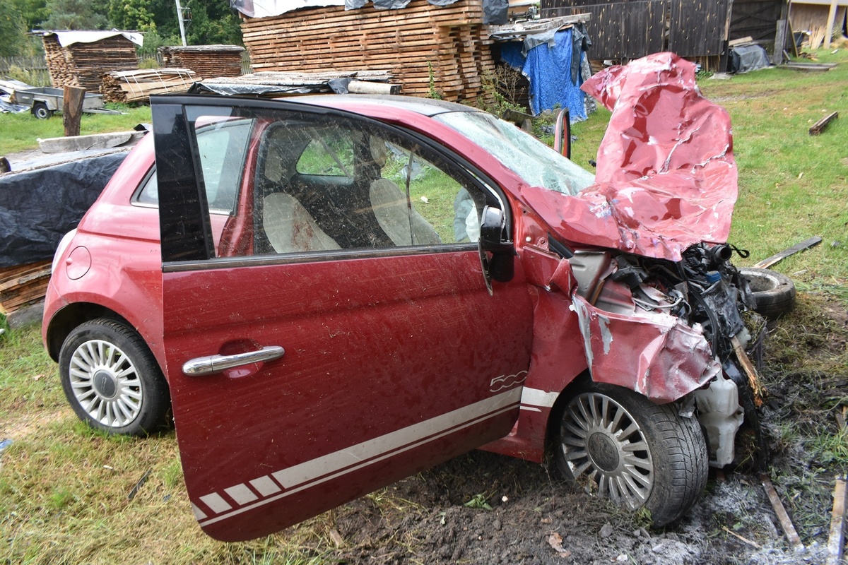 25-latka uciekała przed kontrolą, spowodowała kolizję i uderzyła w ogrodzenie w Porządziu