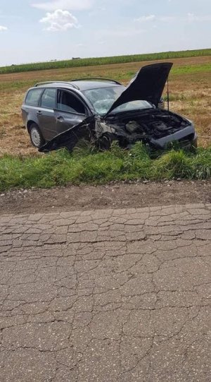 zdjęcie OSP Lutocin uszkodzonego samochodu którym kierował nietrzeźwy sprawca kolizji
