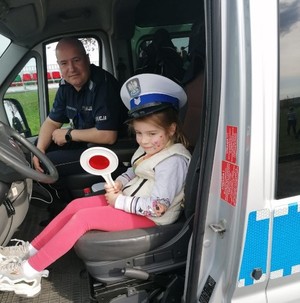 dzieci zwiedzały policyjny radiowóz