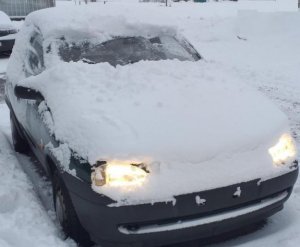 pojazd zasypany śniegiem, policja przypomina o obowiązku spoczywającycm na kierowcy