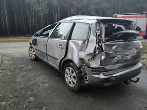 uszkodzony samochód z zdarzenia drogowego