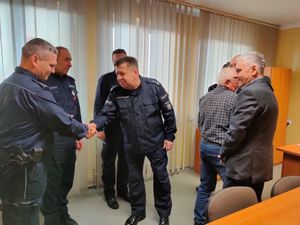 Gratulacje Komendanta żuromińskiej policji dla uhonorowanych policjantów