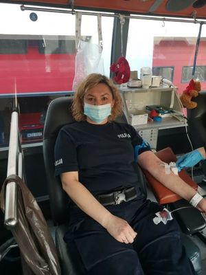 policjantka podczas zbiórki krwi