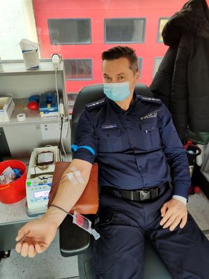 policjant oddaje krwe