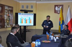 Omówienie prezentacji podsumowujący rok 2022 przez KPP w Żurominie