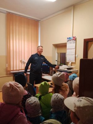 wizyta przedszkolaków w posterunku policji w Biezuniu