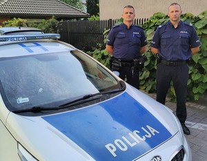 Policjanci, którzy uratowali kobietę. Od lewej: ml. asp. Mariusz Wawszczak, sierż. szt. Mariusz Tomporowski