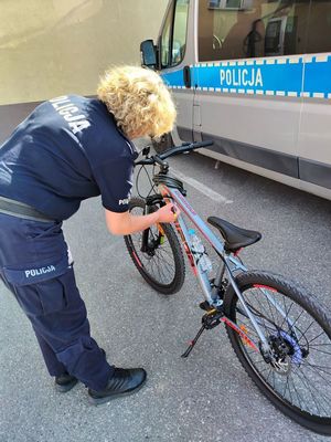 policjantka podczas znakowania roweru