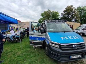 pokaz sprzętu policji festyn SP Żuromin nr 1