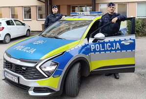 policjanci przed szpitalem