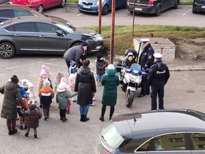 przedszkolaki z wizytą w żuromińskiej komendzie policji