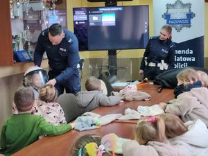 przedszkolaki z wizytą w żuromińskiej komendzie policji
