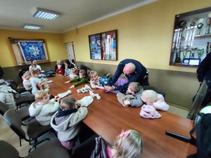 przedszkolaki z wizytą w żuromińskiej komendzie policji