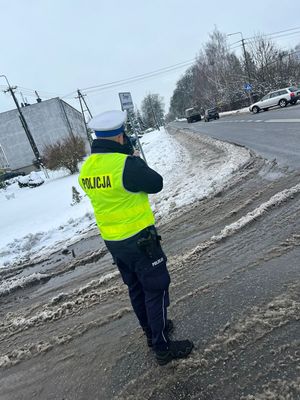 policjant podczas pomiaru prędkości