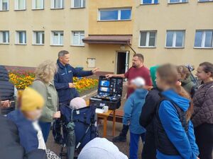 spotkanie profilaktyczne, dzieci podczas wizyty w jednostce policji