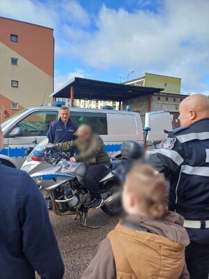 spotkanie profilaktyczne, dzieci podczas wizyty w jednostce policji
