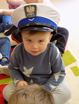 chłopiec w czapce policjanta ruchu drogowego podczas spotkania w żłobku